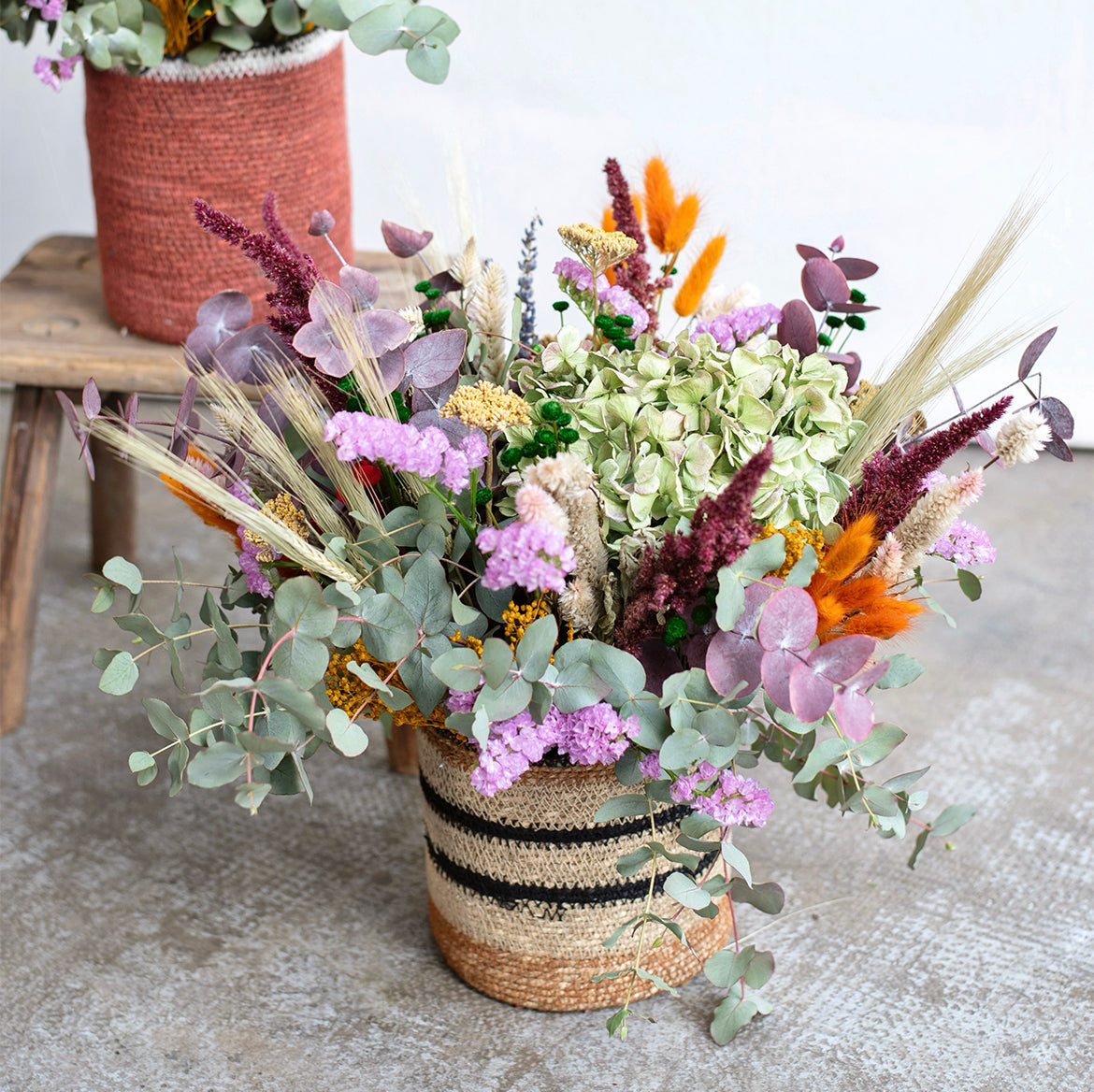 Base de mimbre con flores secas