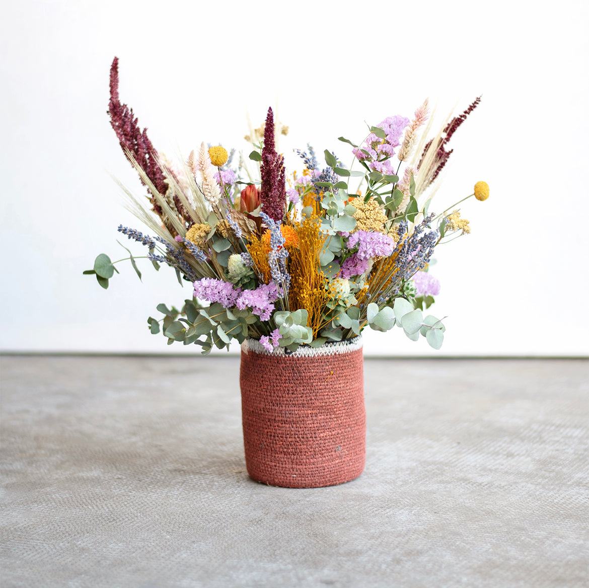 Base de mimbre con flores secas