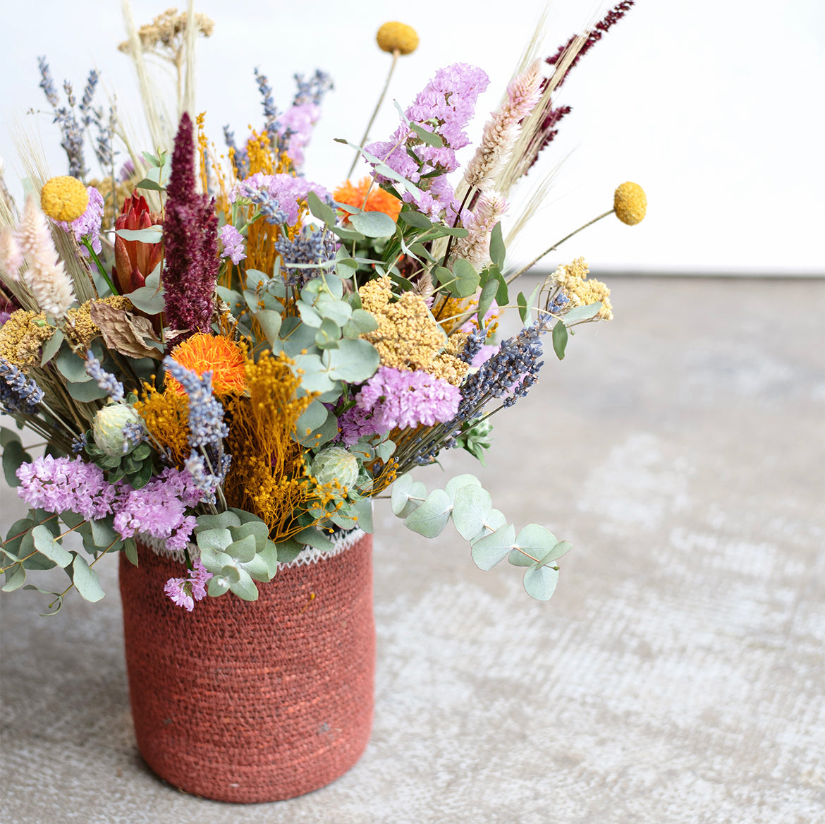 Base de mimbre con flores secas