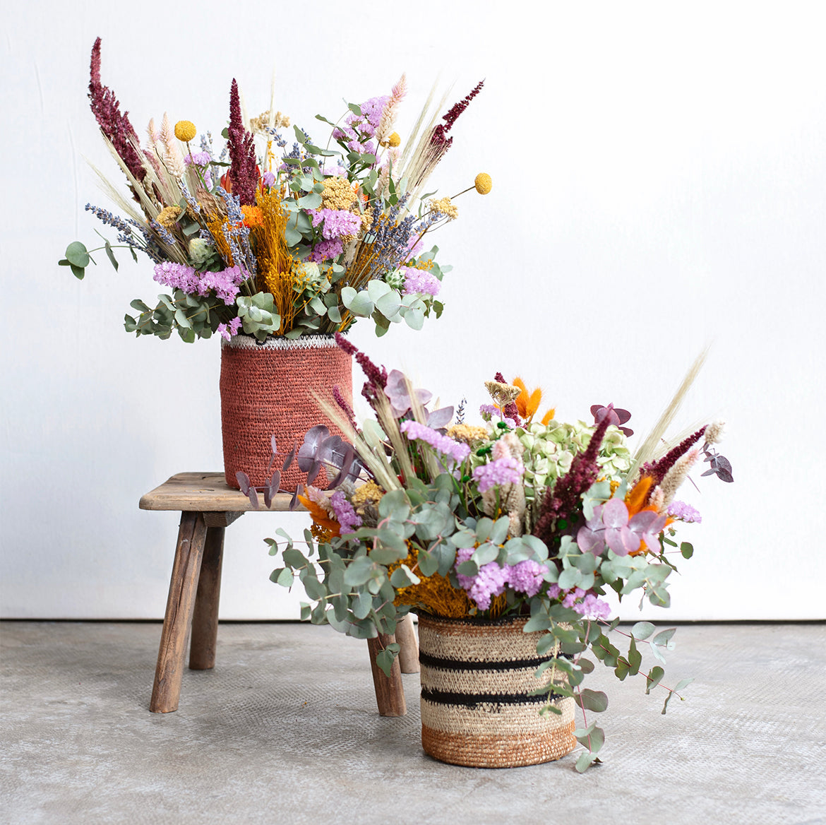 Base de mimbre con flores secas