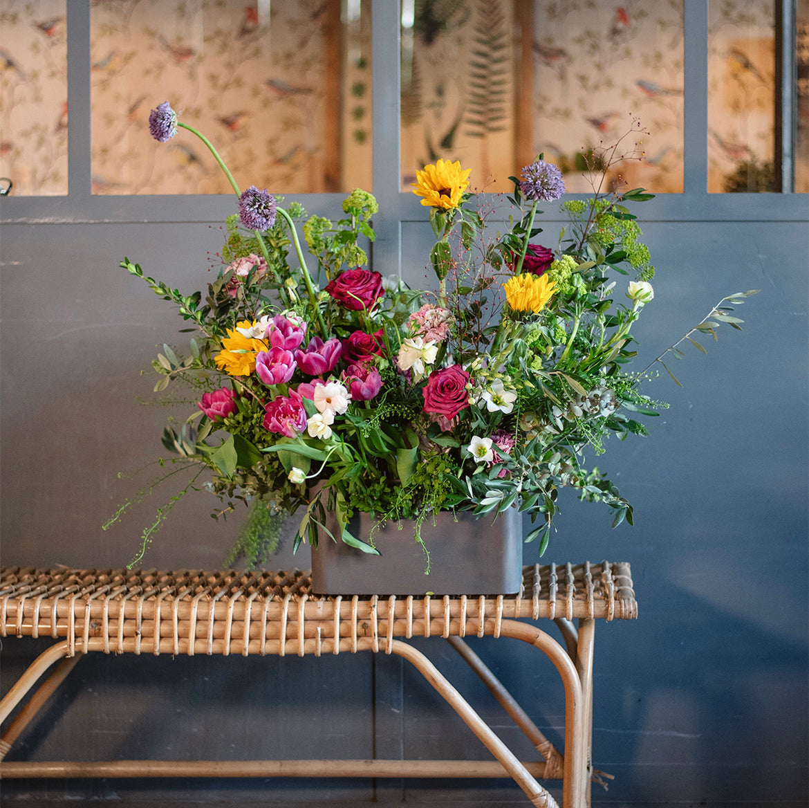 Caja metálica con flor de temporada