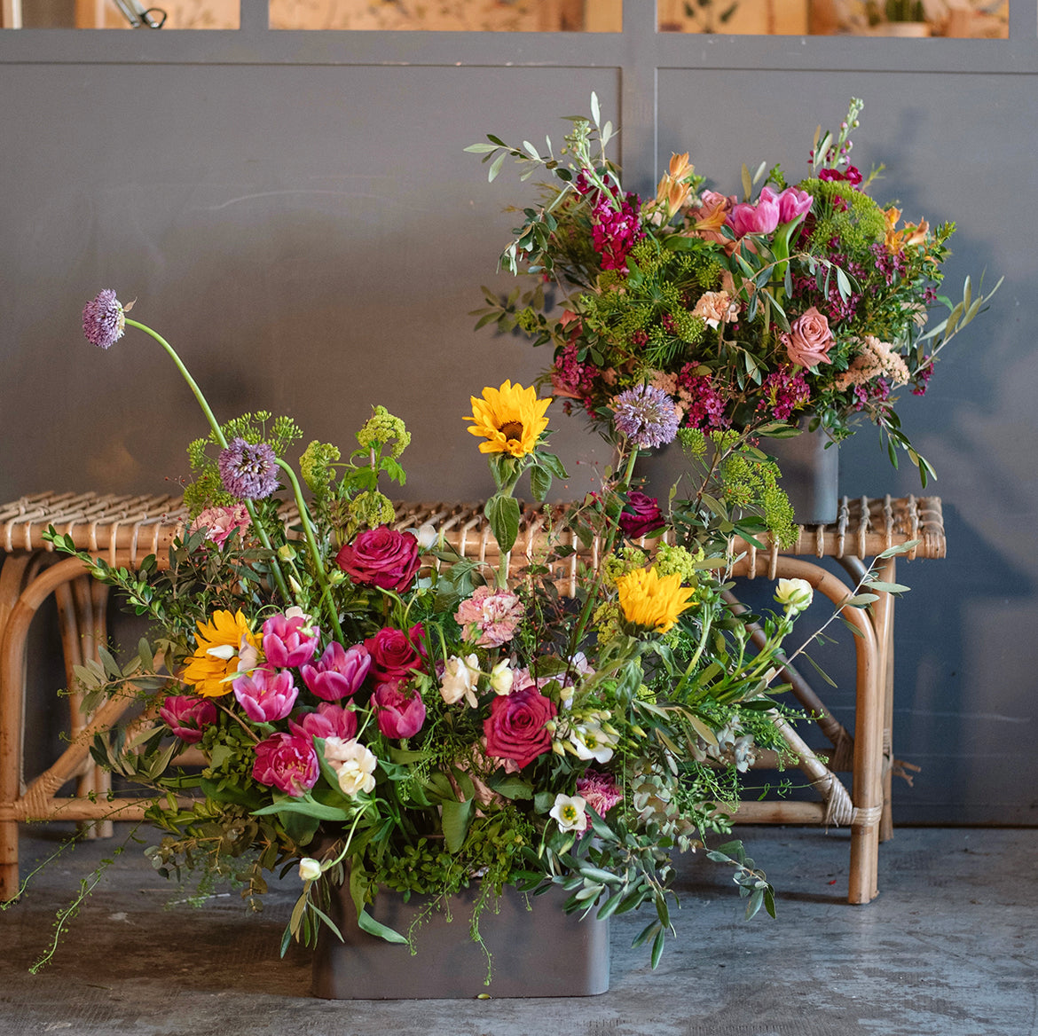 Caja metálica con flor de temporada
