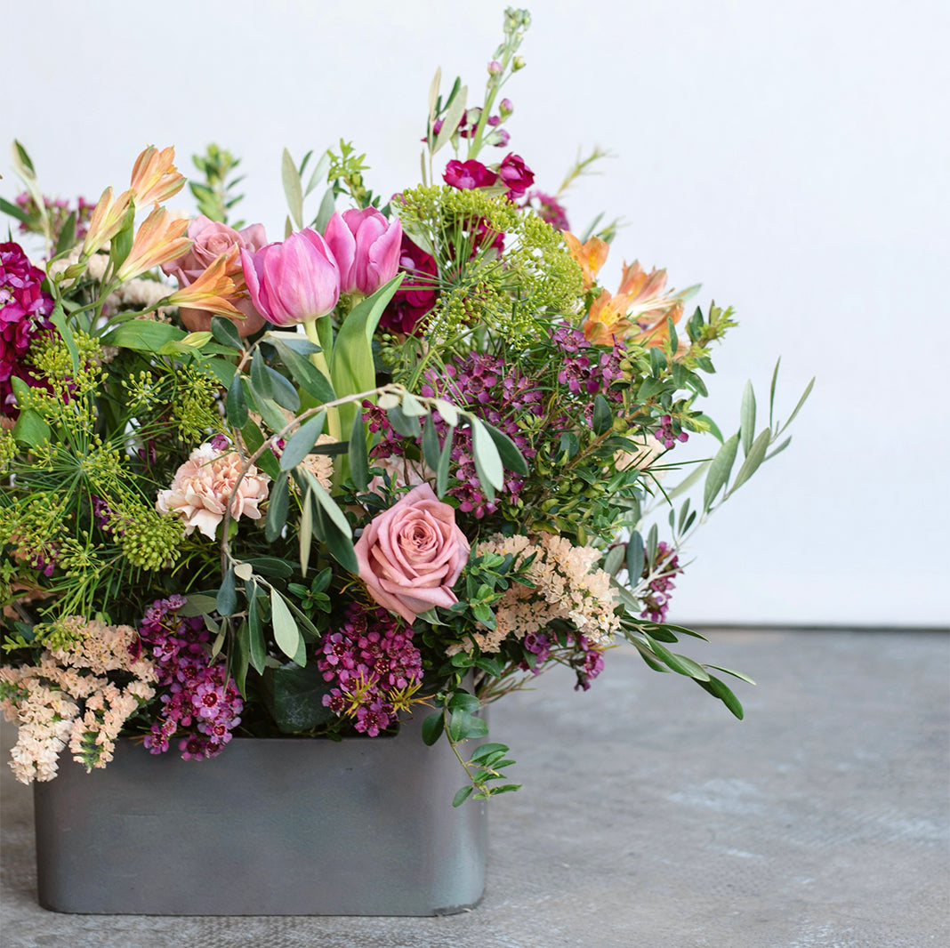 Caja metálica con flor de temporada
