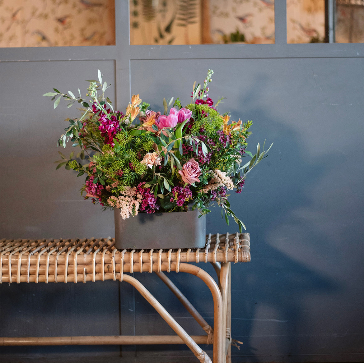 Caja metálica con flor de temporada