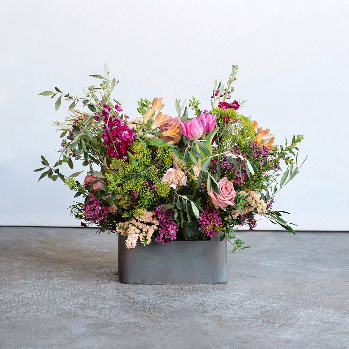 Caja metálica con flor de temporada