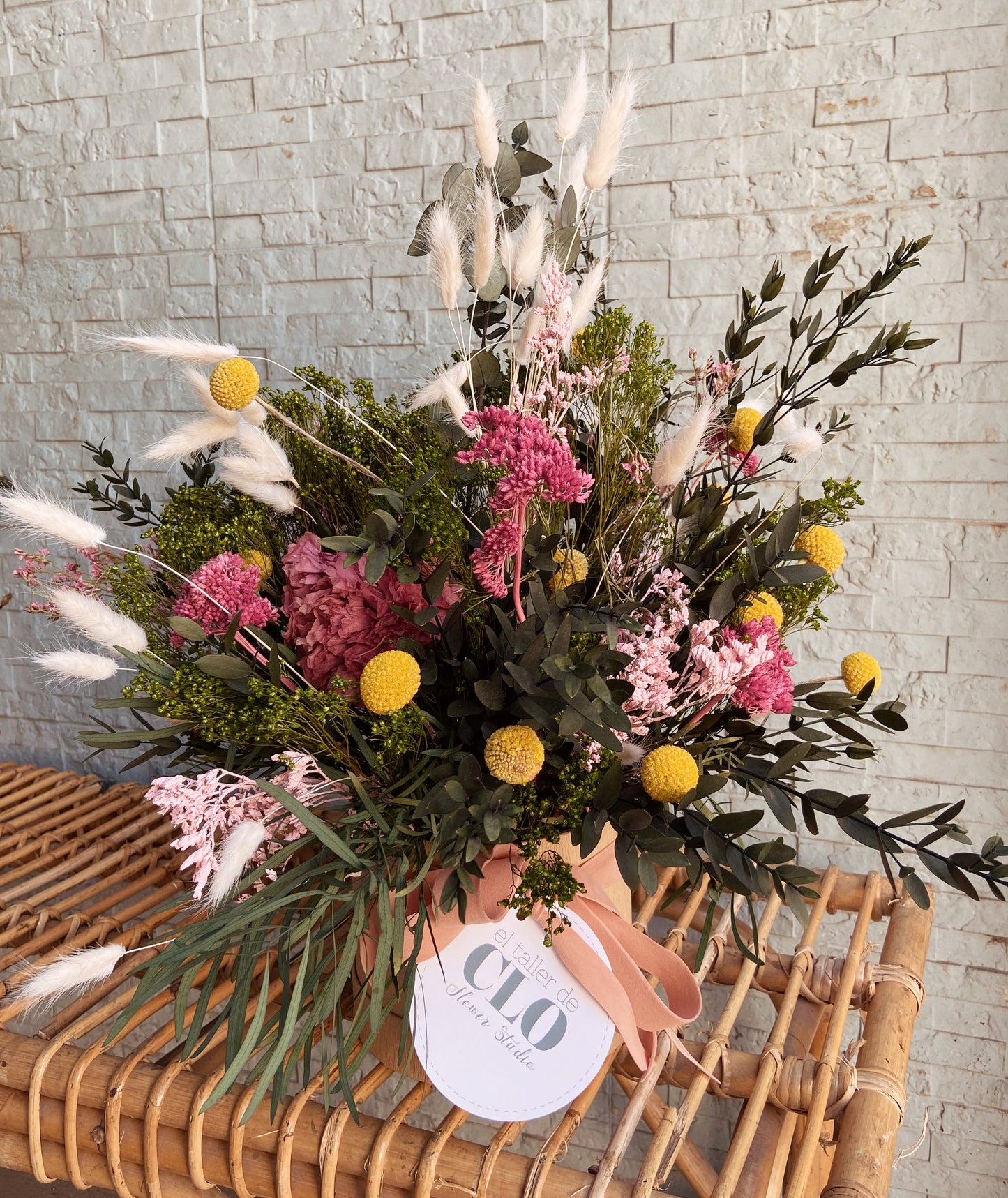Sombrerera kraft con flores preservadas | Tonos rosas