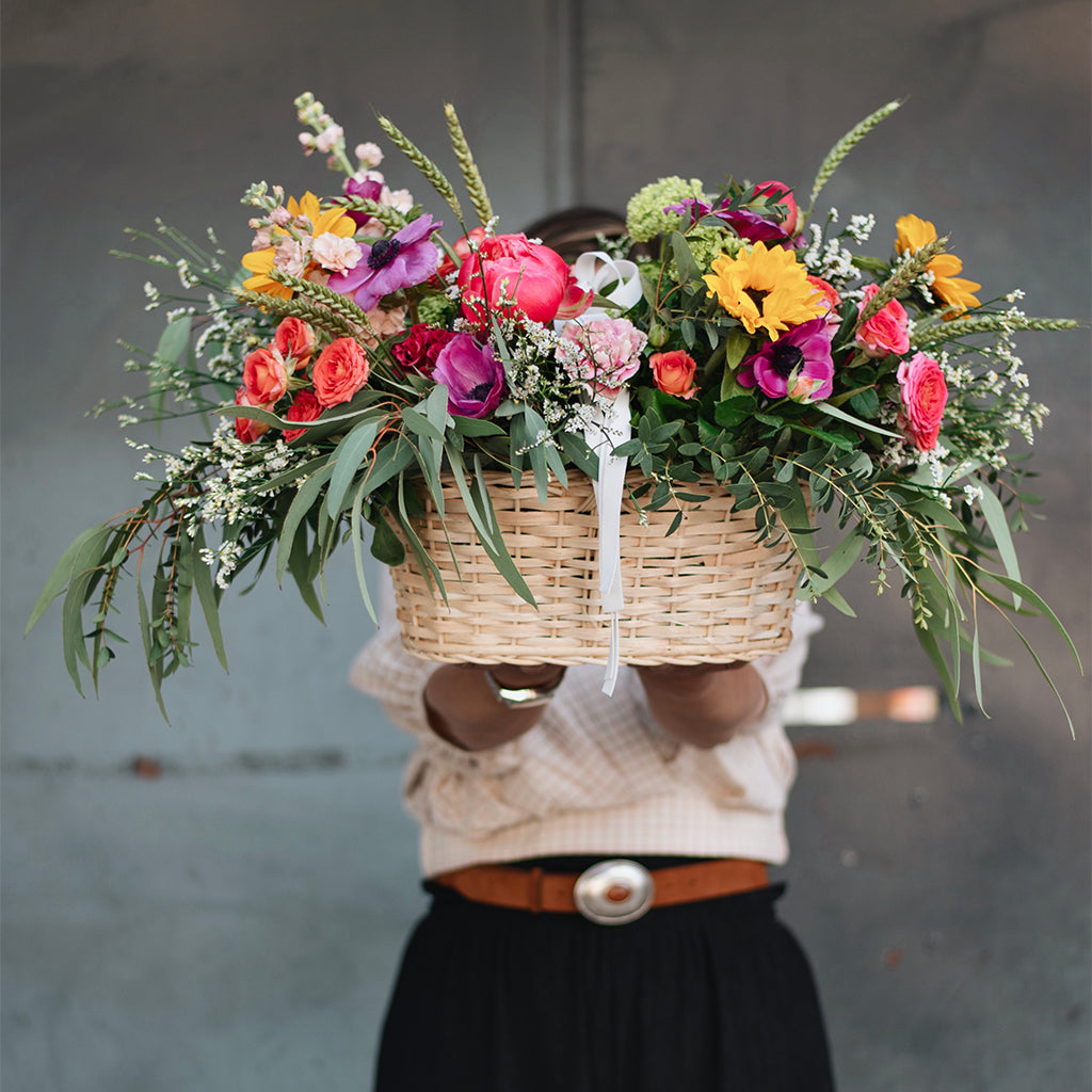 Cesto de picnic con flores de temporada