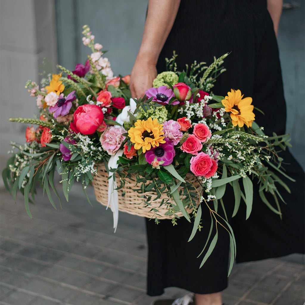 Cesto de picnic con flores de temporada
