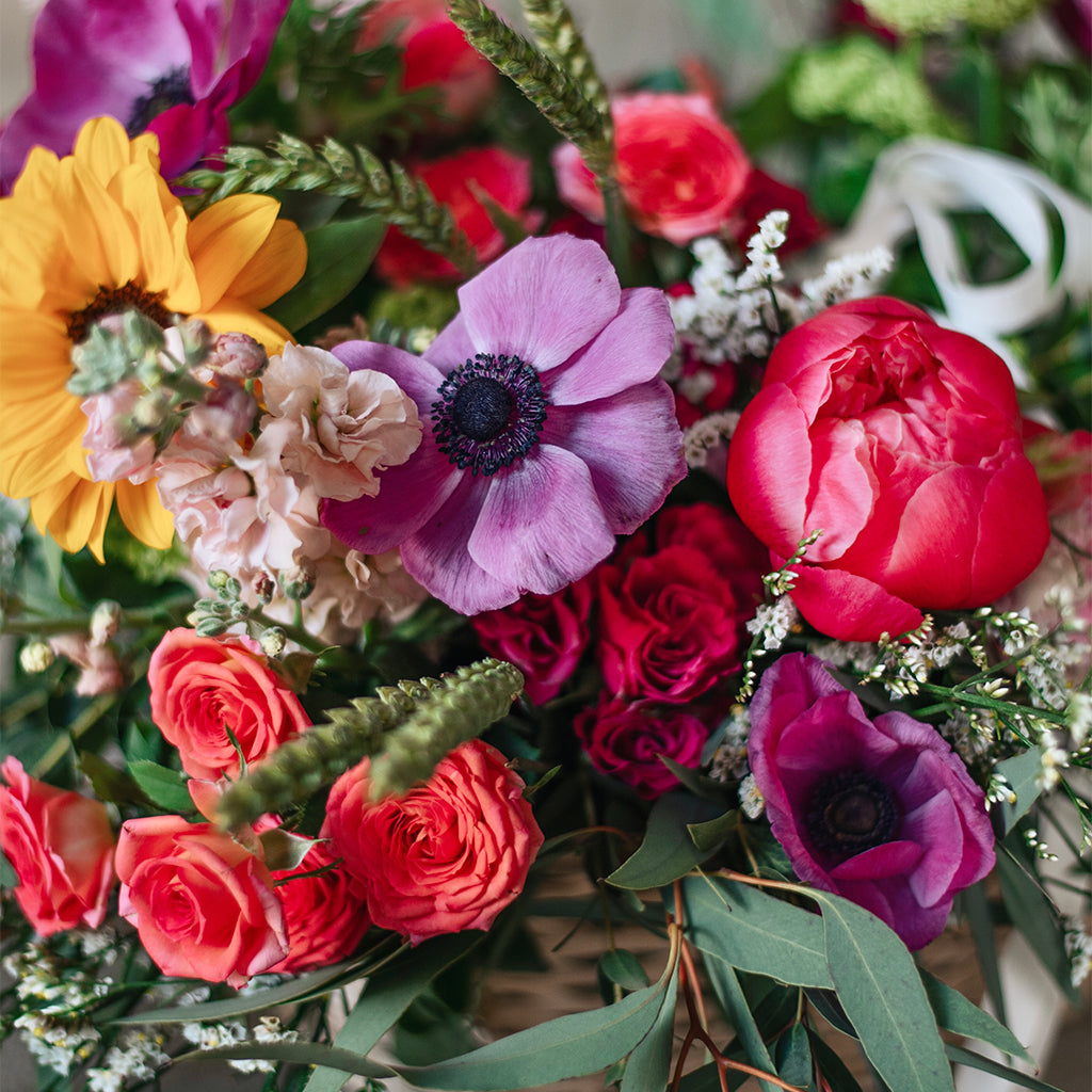 Cesto de picnic con flores de temporada