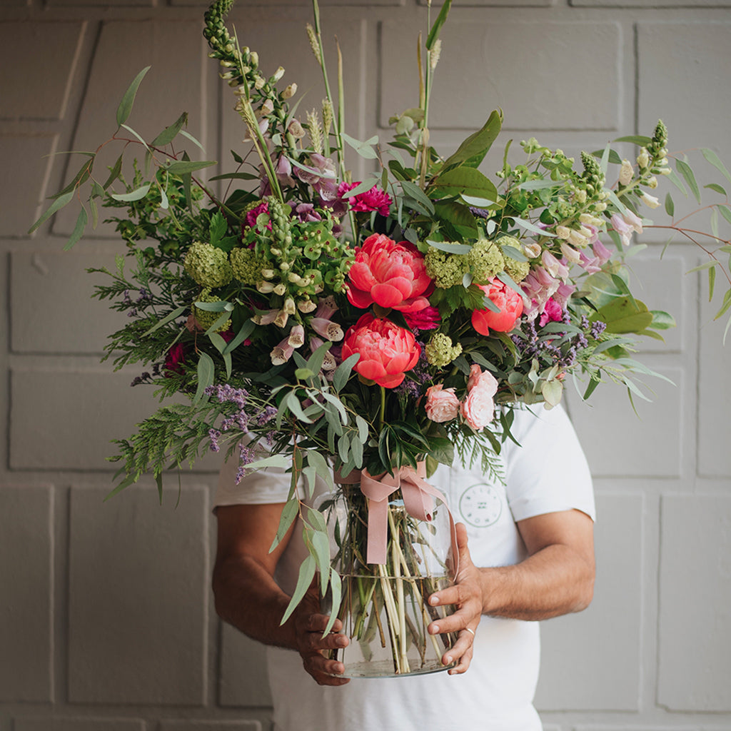 hombre con jarrón de flores