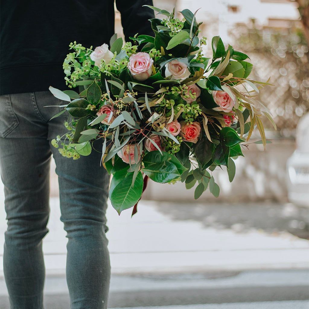 Ramo de rosas con verdes de l'horta.