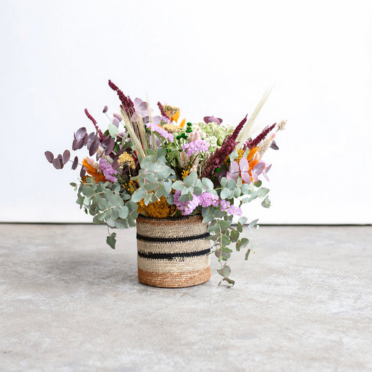 Base de mimbre con flores secas