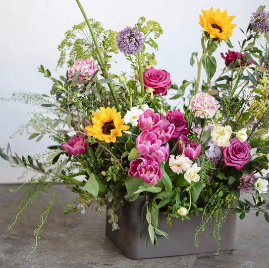 Caja metálica con flor de temporada