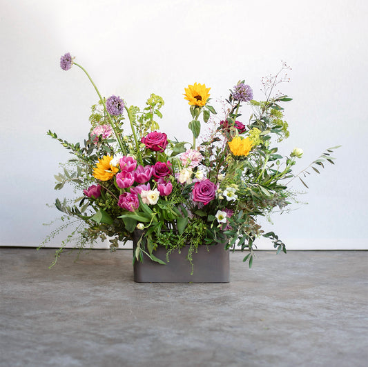 Caja metálica con flor de temporada
