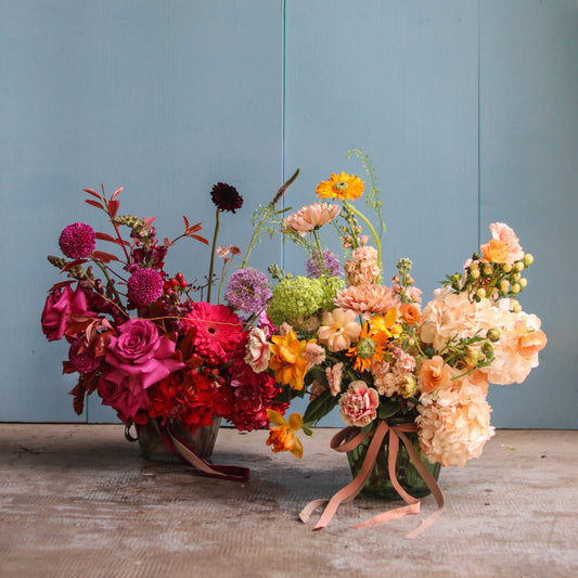 Jarrón de cristal con flor de temporada