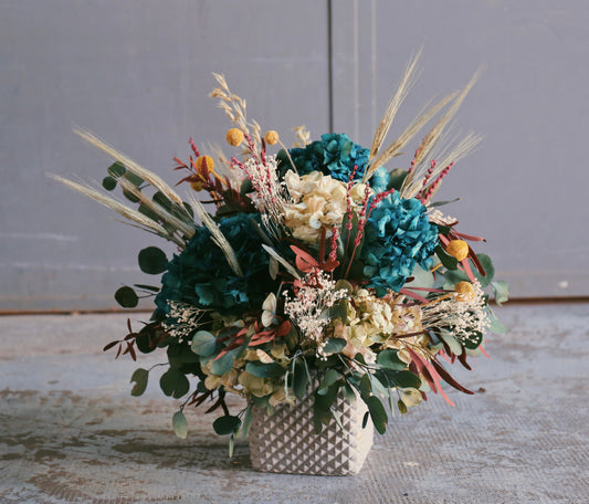 Centro de flores secas en base de piedra | Arreglo en tonos azules