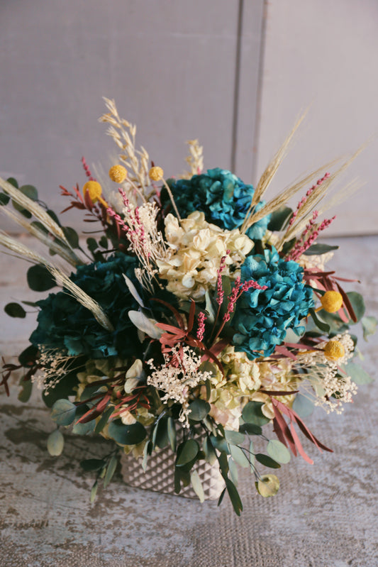 Centro de flores secas en base de piedra | Arreglo en tonos azules