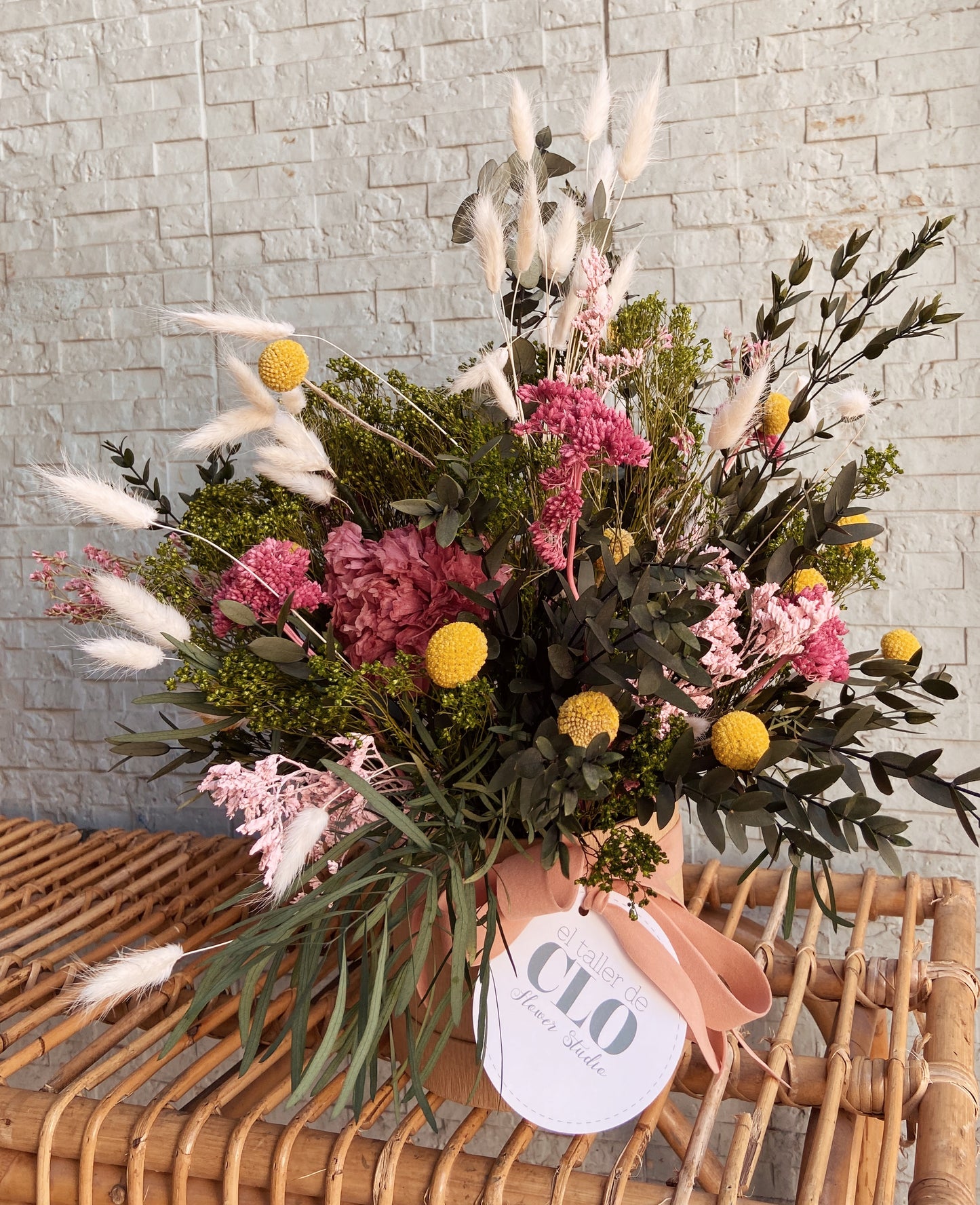 Sombrerera kraft con flores preservadas | Tonos rosas
