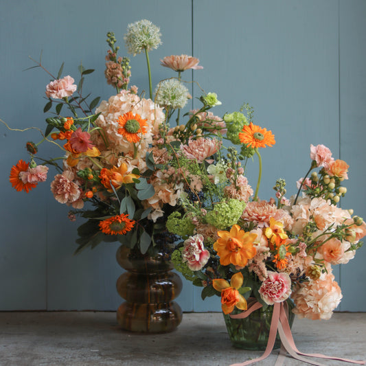 Jarrón de cristal con flor de temporada