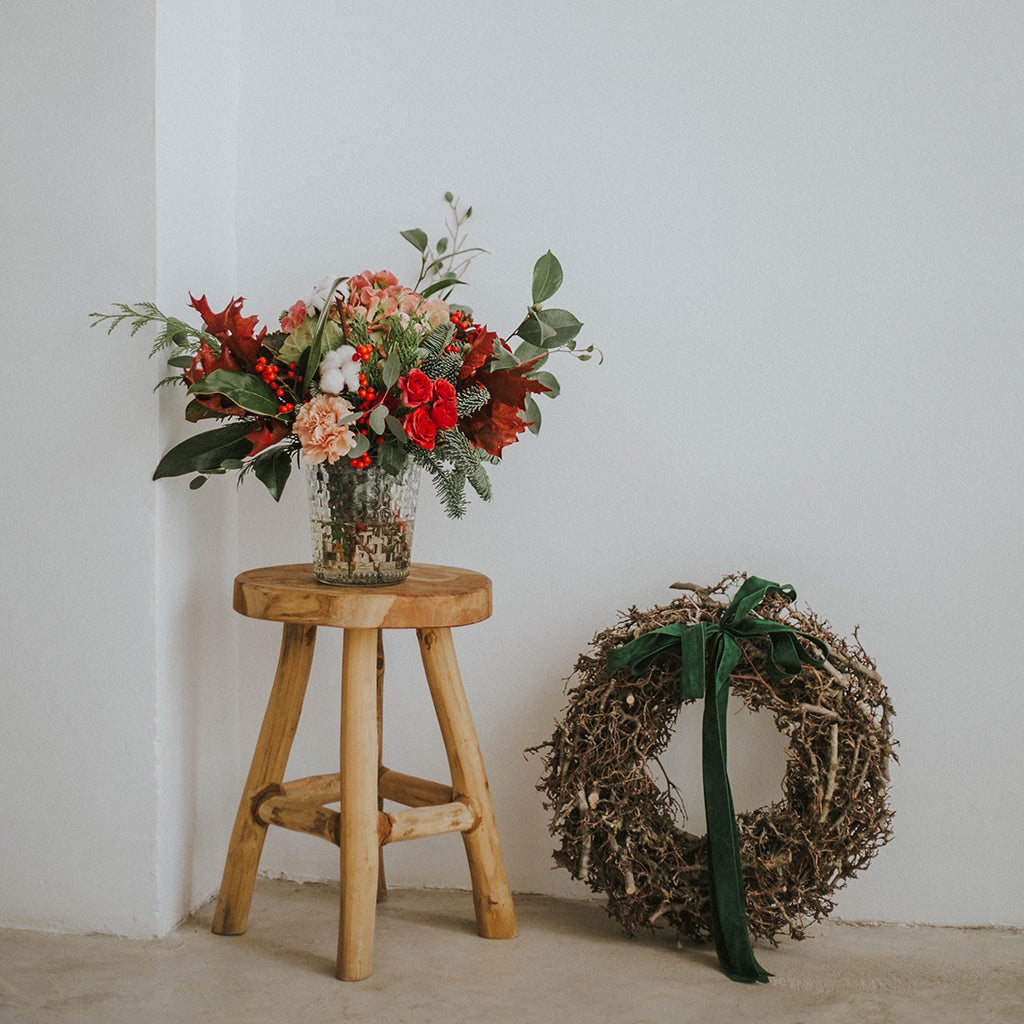 Jarrón de cristal labrado con flores navideñas