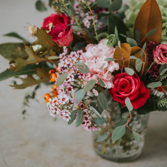 Jarrón de cristal labrado con flores de temporada