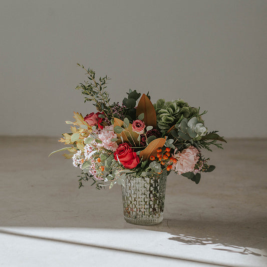 Jarrón de cristal labrado con flores de temporada