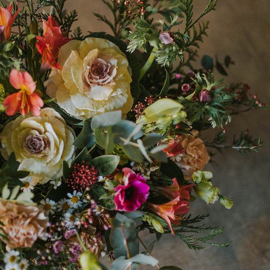 sombrerera roja con rosas