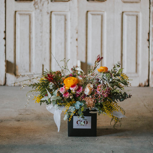 bolsa negra con flores de temporada