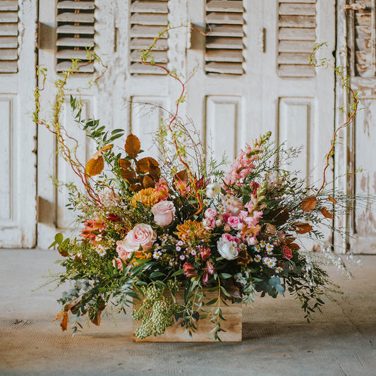 caja de flor de lys con flores varias