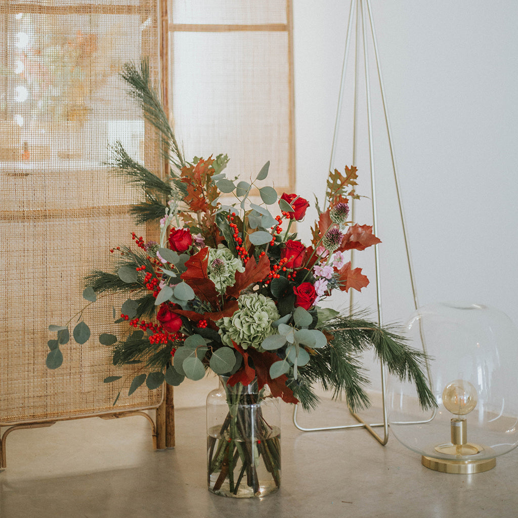 Jarrón de cristal grande con flores navideñas