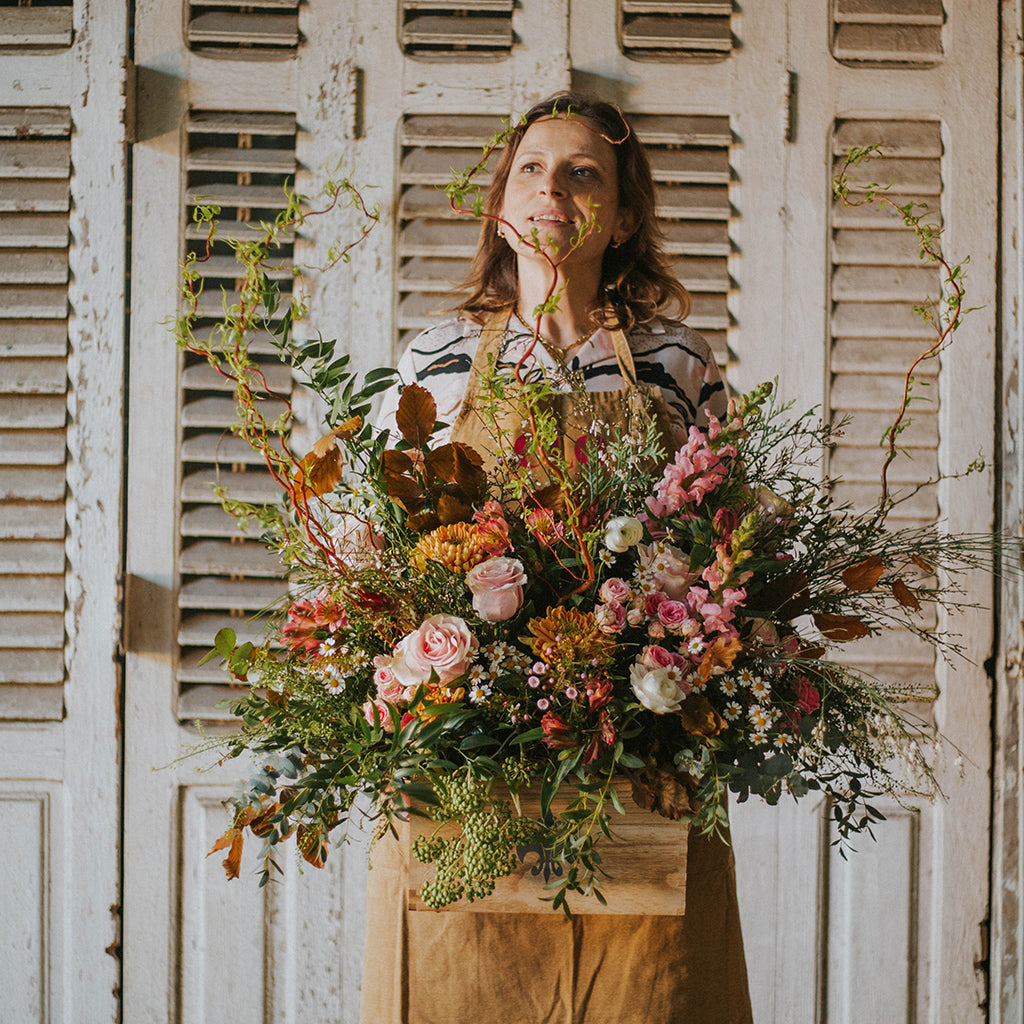 mujer con caja de flores