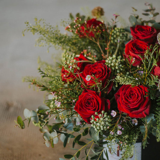 Sombrerera negra/gris con rosas