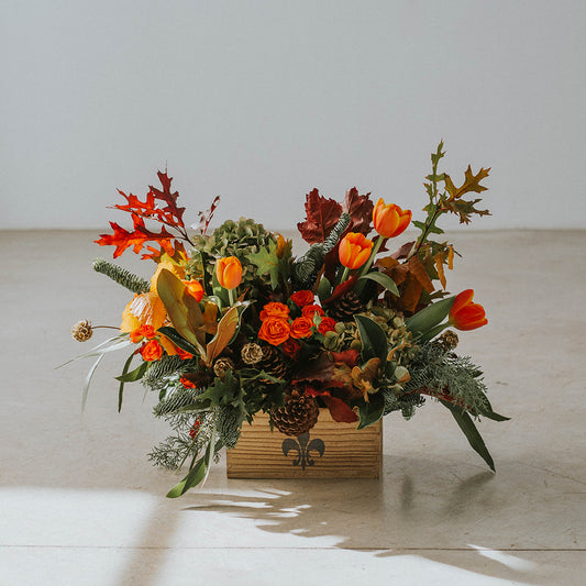 Caja con flores en tonos ocres
