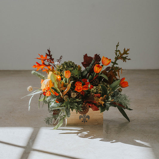 Caja con flores en tonos ocres