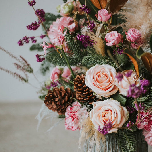 rosas en jarrón mezclado con flores secas