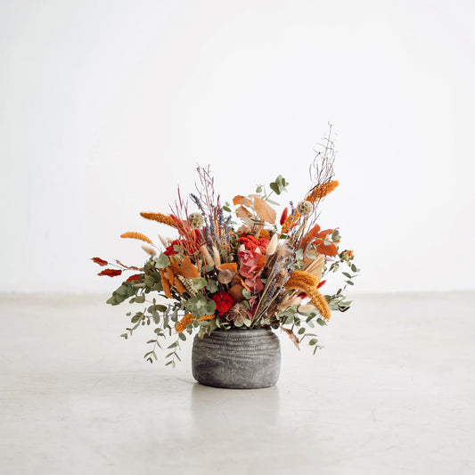 Piedra negra con flores secas