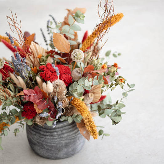 Piedra negra con flores secas