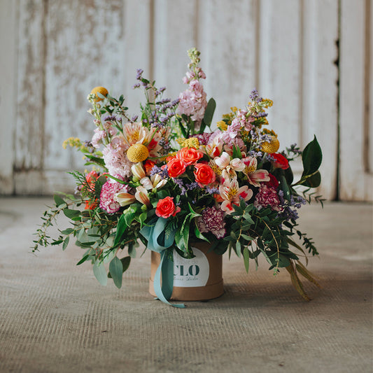 sombrerera con flores variadas